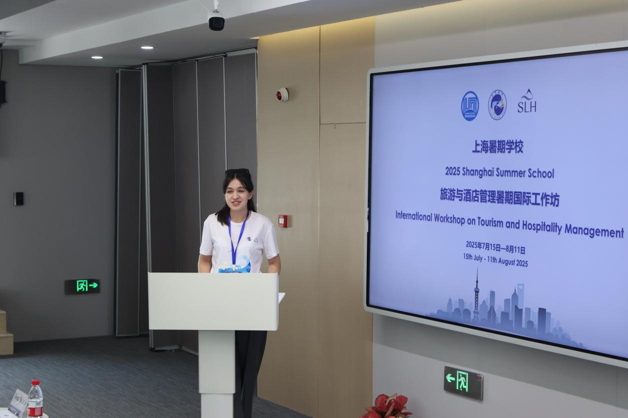 图为参训国际学生代表在开班仪式上发言