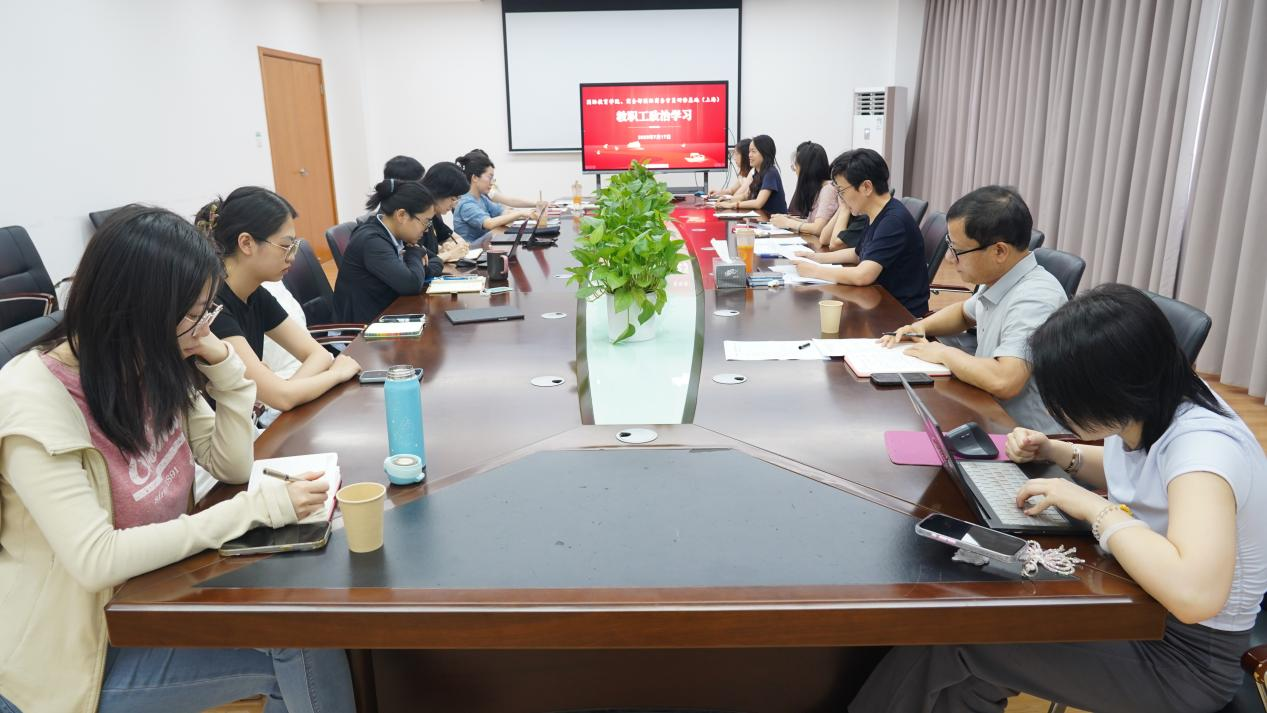 图为政治学习现场