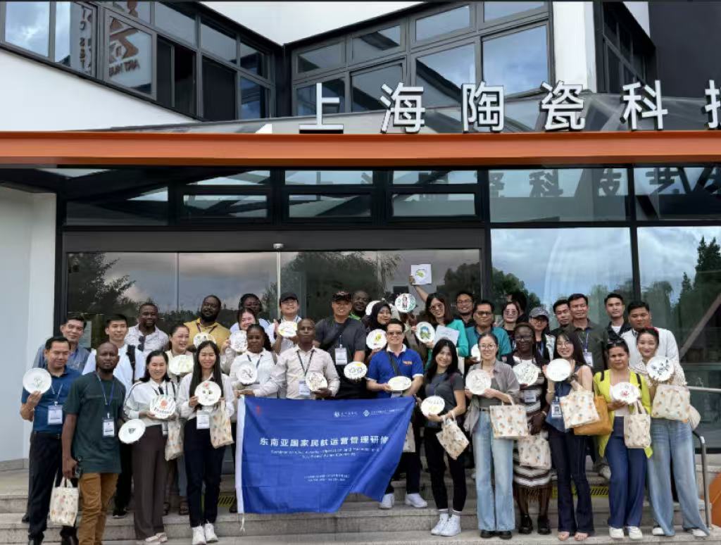 学员们绘制陶瓷作品