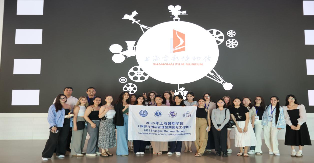 图为留学生在上海电影博物馆合影留念