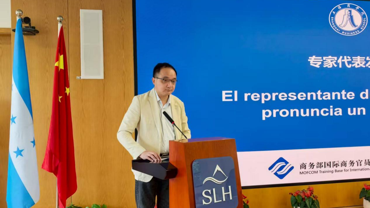 图为翟巍发言