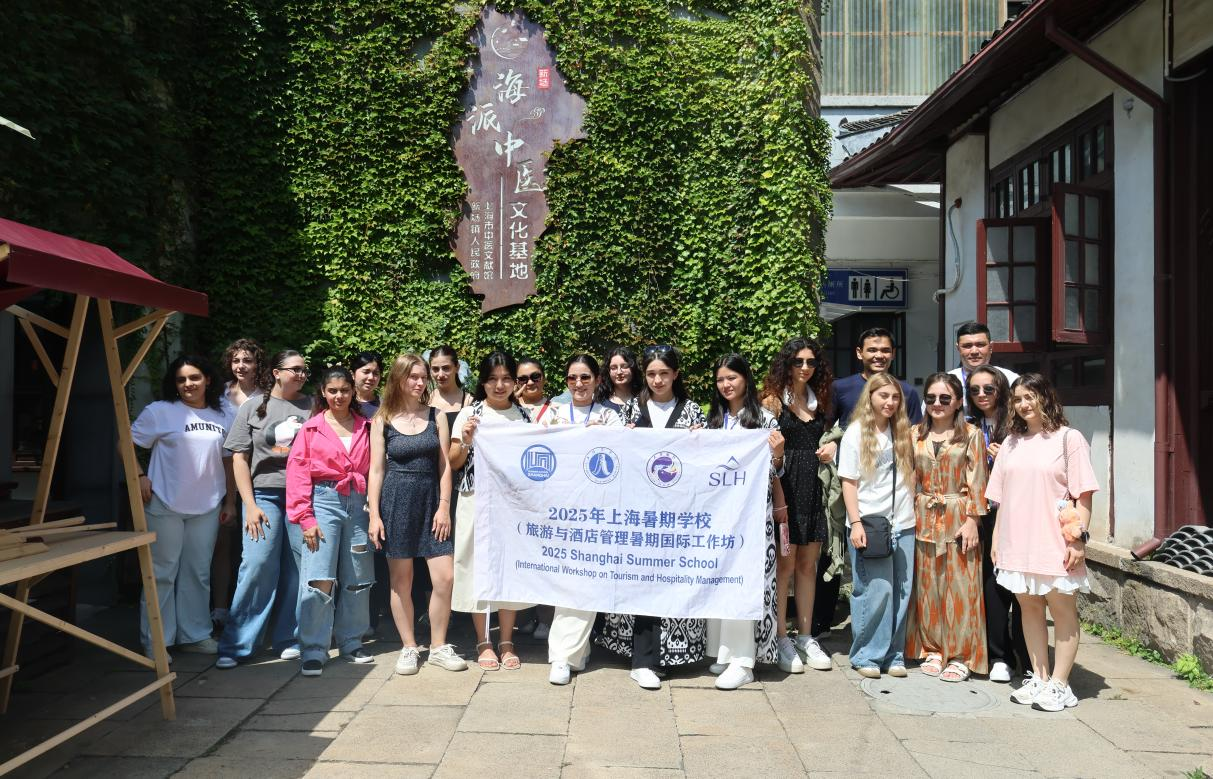 图为暑期学校国际学生在中医文献馆前合影留念
