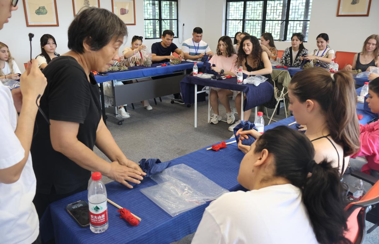 图为暑期学校国际学生亲手制作艾草养生锤