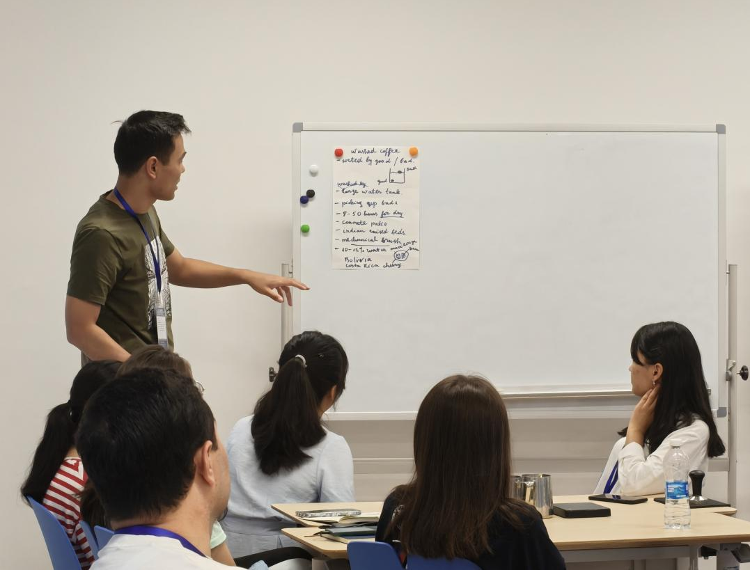 图为诺迪尔别克在课堂上与师生进行互动交流