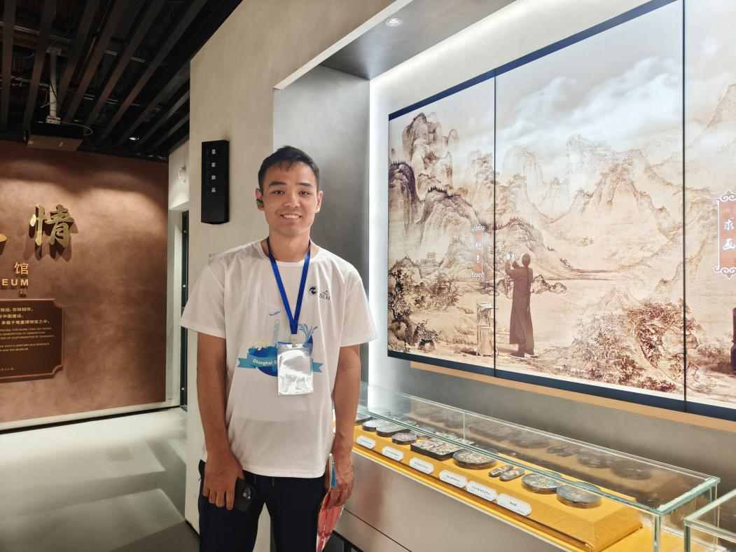 图为诺迪尔别克参观笔墨宫坊、体验中华书法文化