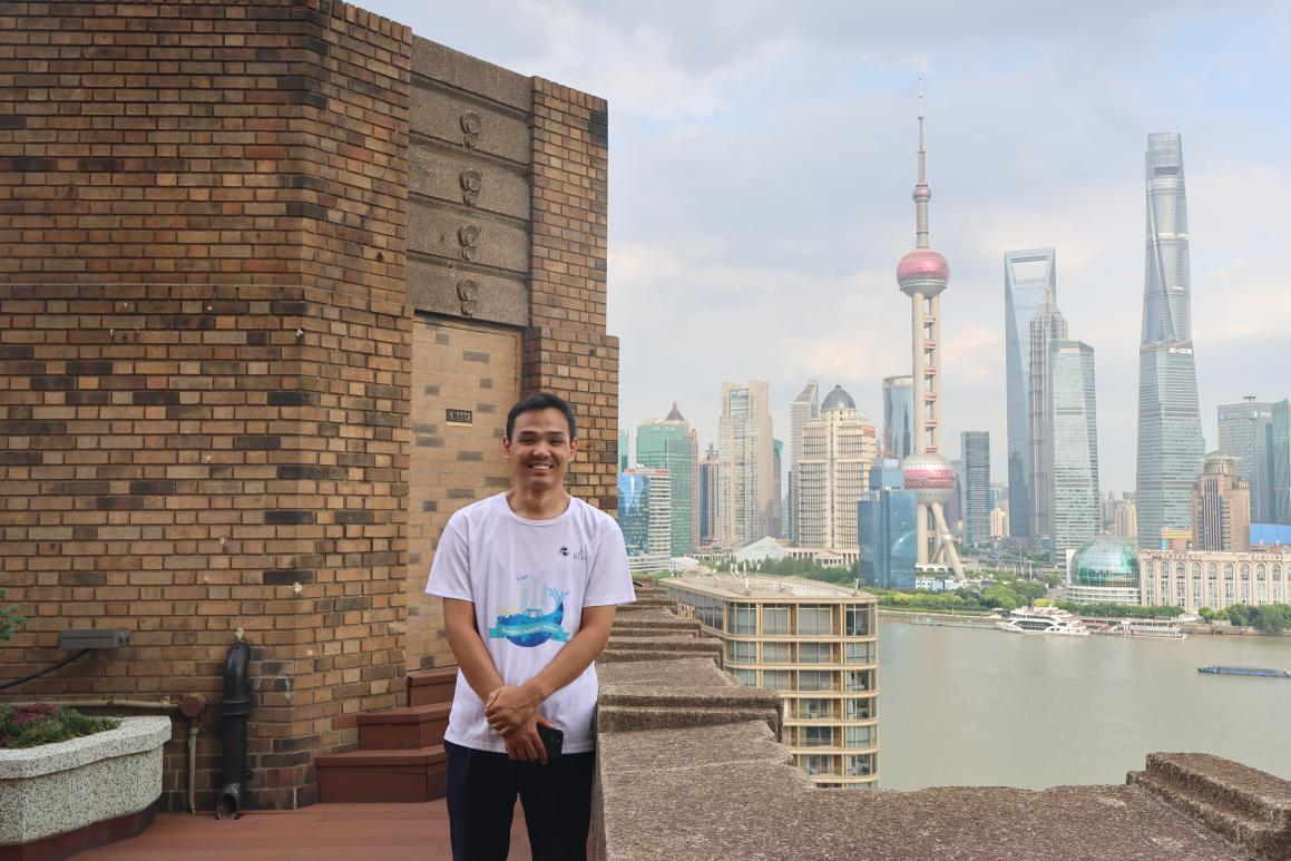 图为诺迪尔别克参观上海大厦