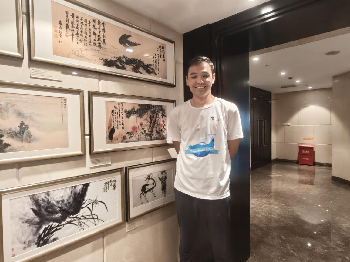 图为诺迪尔别克参观上海大厦