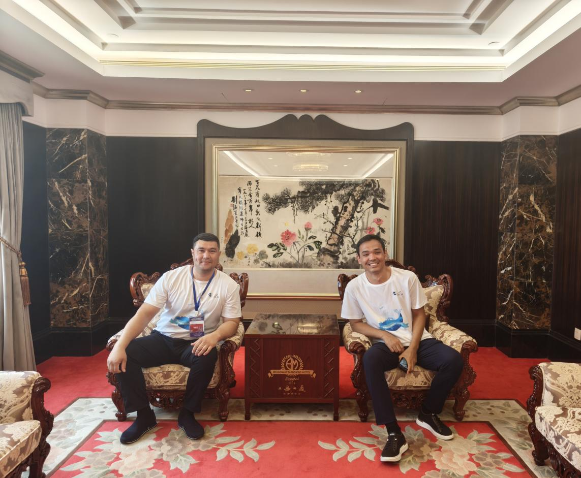 图为诺迪尔别克参观上海大厦