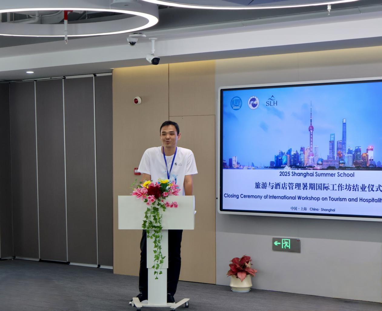 图为诺迪尔别克作为国际学生代表在结业典礼上发言