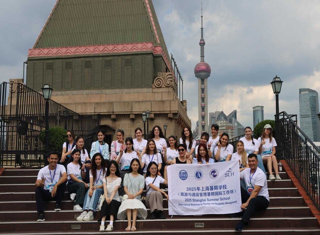 图为参观上海外滩