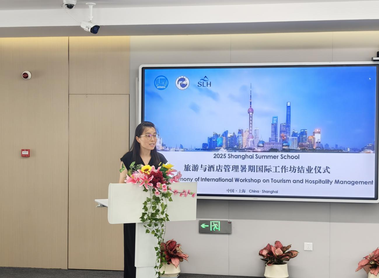 图为戴莹副院长在结业仪式上致辞