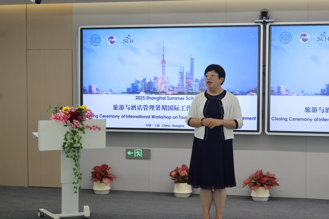 图为胡笑寒院长在结业仪式上致辞