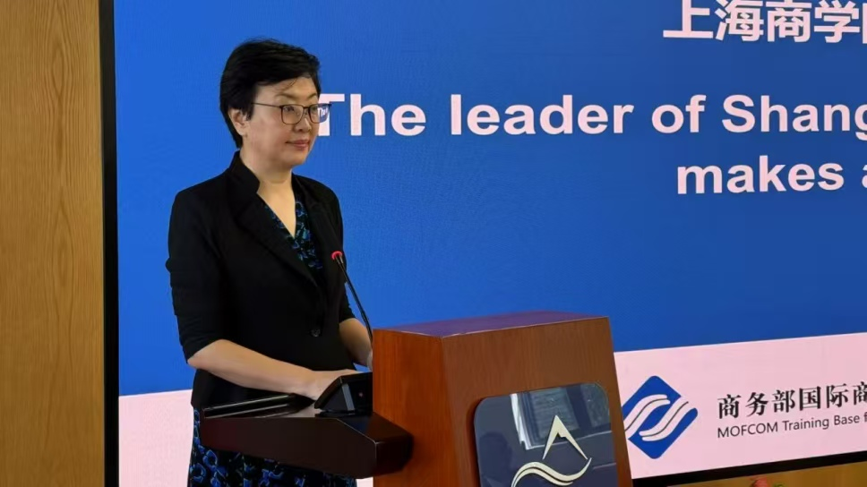图为周继红发言