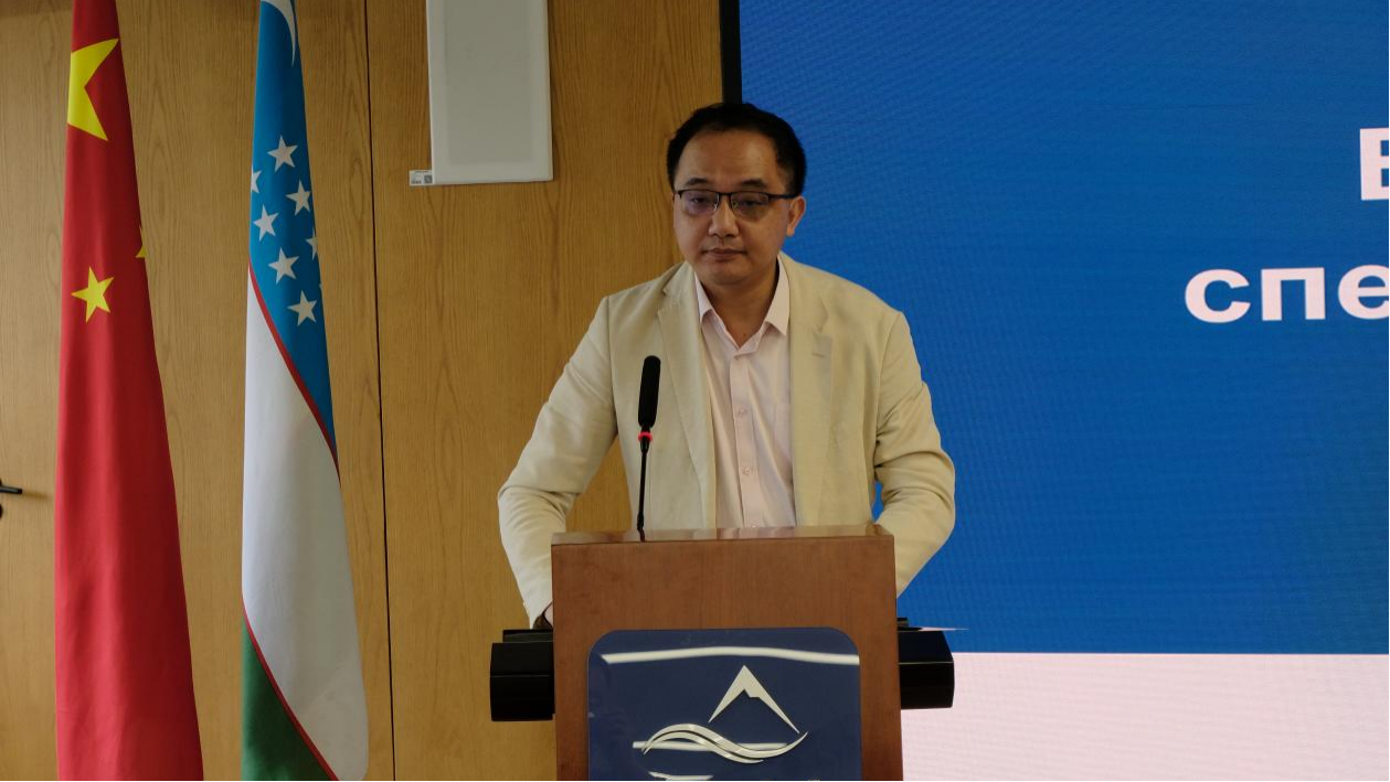 图为翟巍发言