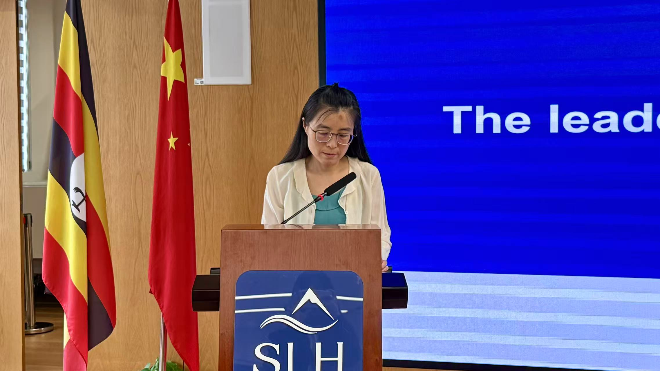 图为戴莹发言