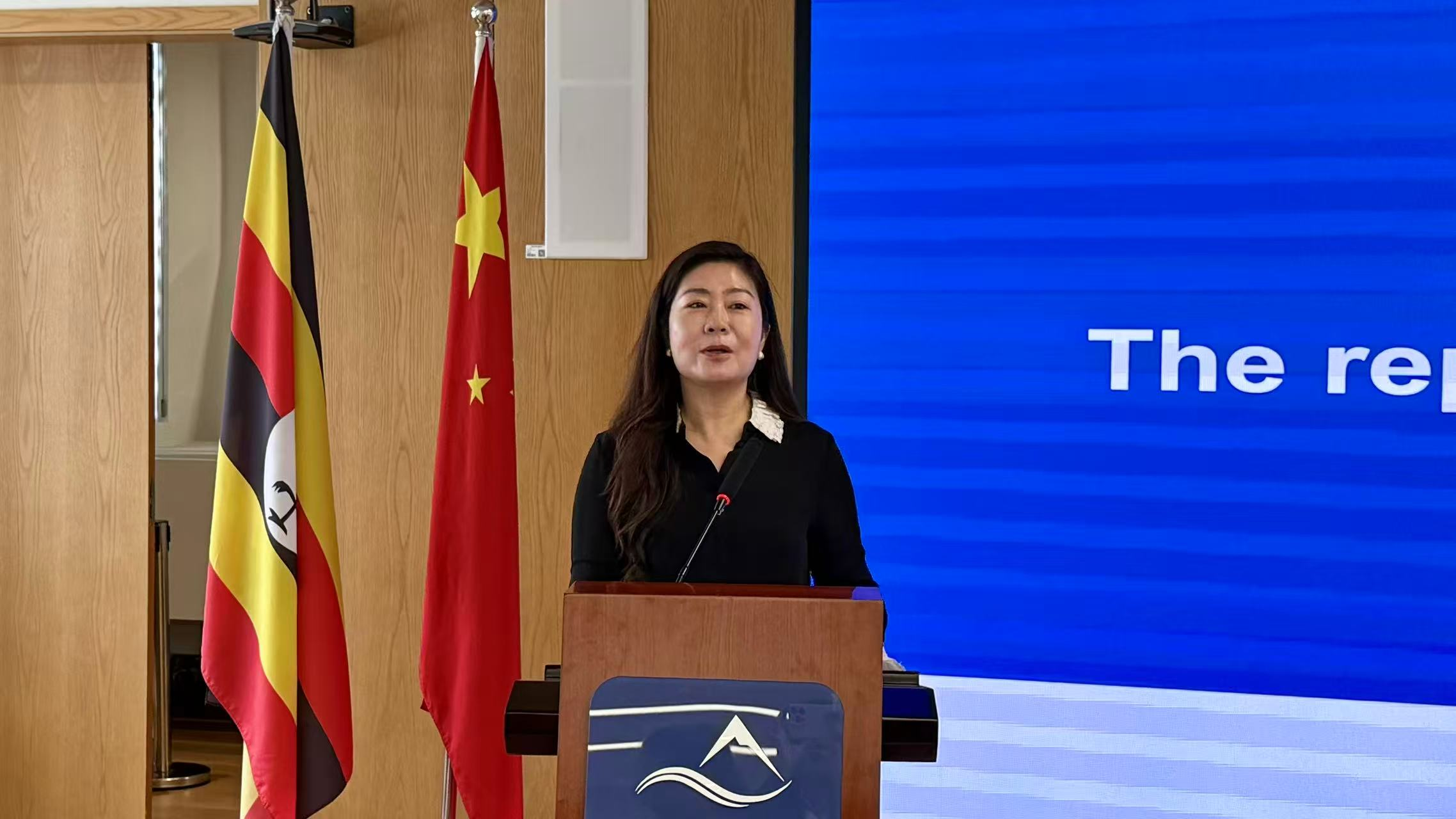 图为林舒娅发言