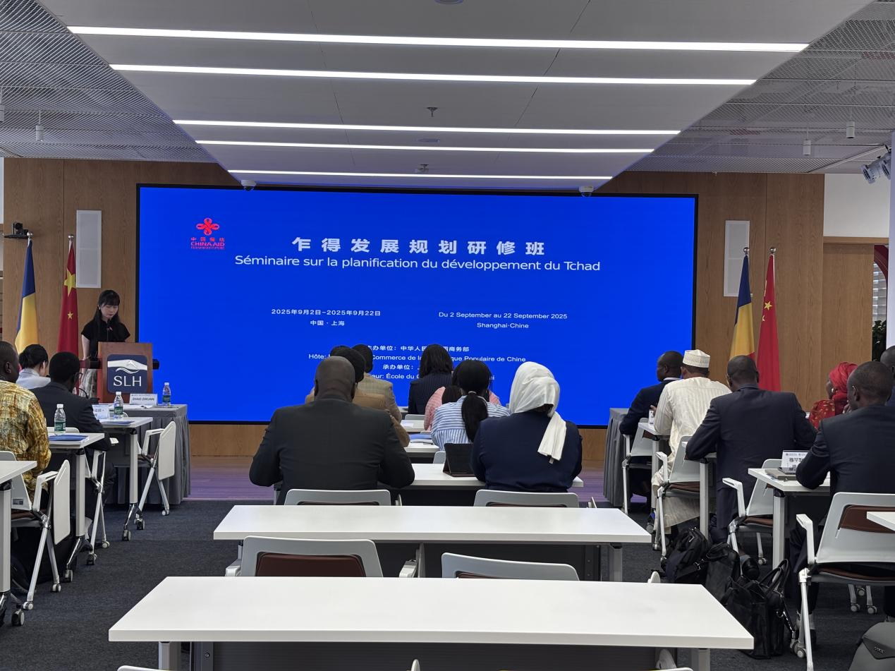 图为开班仪式现场