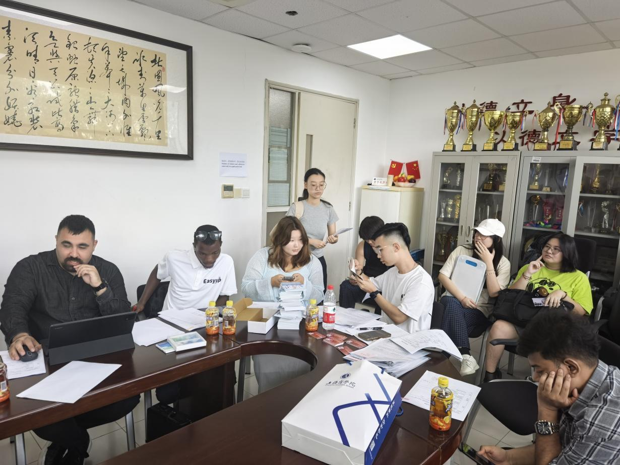 图为外国留学生新生报到现场
