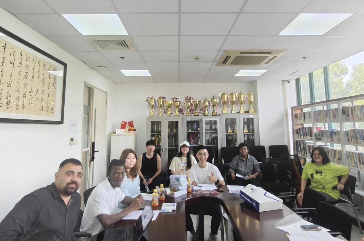 图为外国留学生新生报到现场