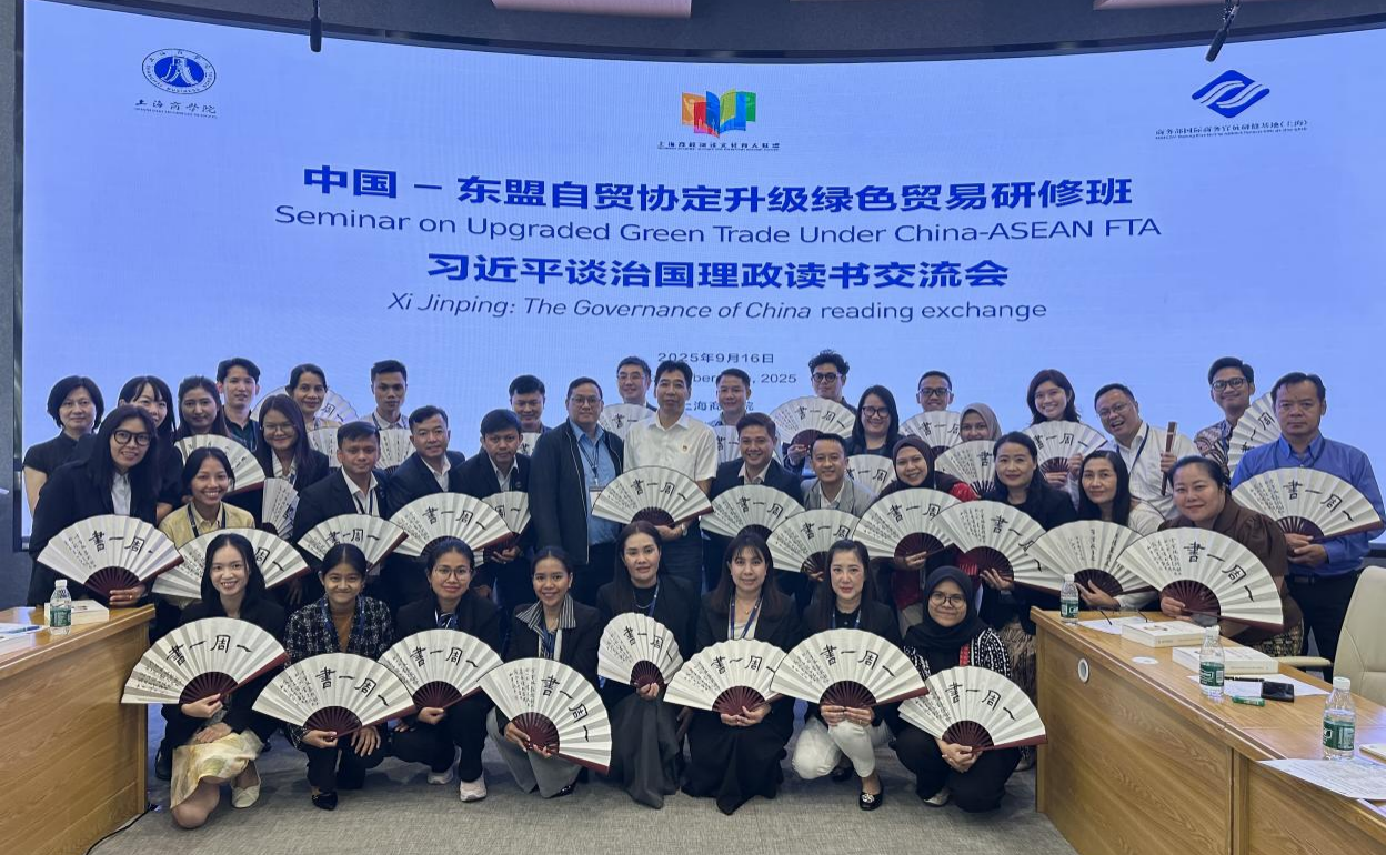 图为读书交流会合影