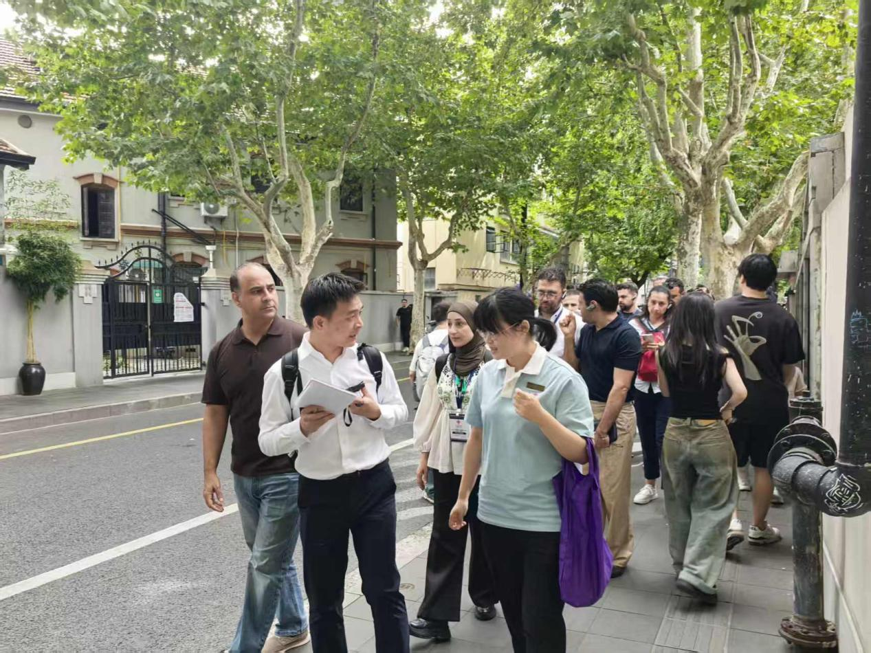 学员在武康路考察