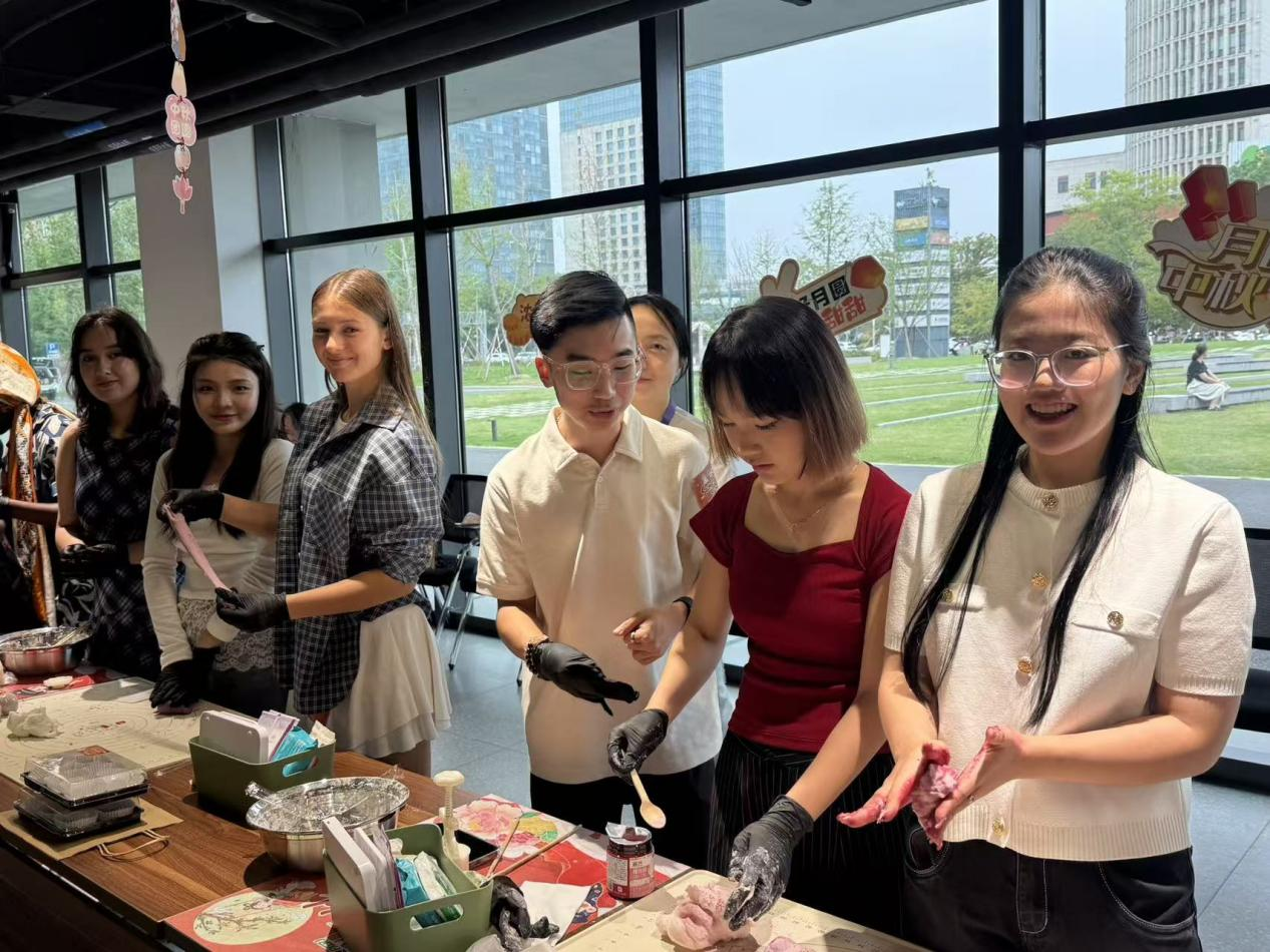 International students making traditional Chinese mooncakes