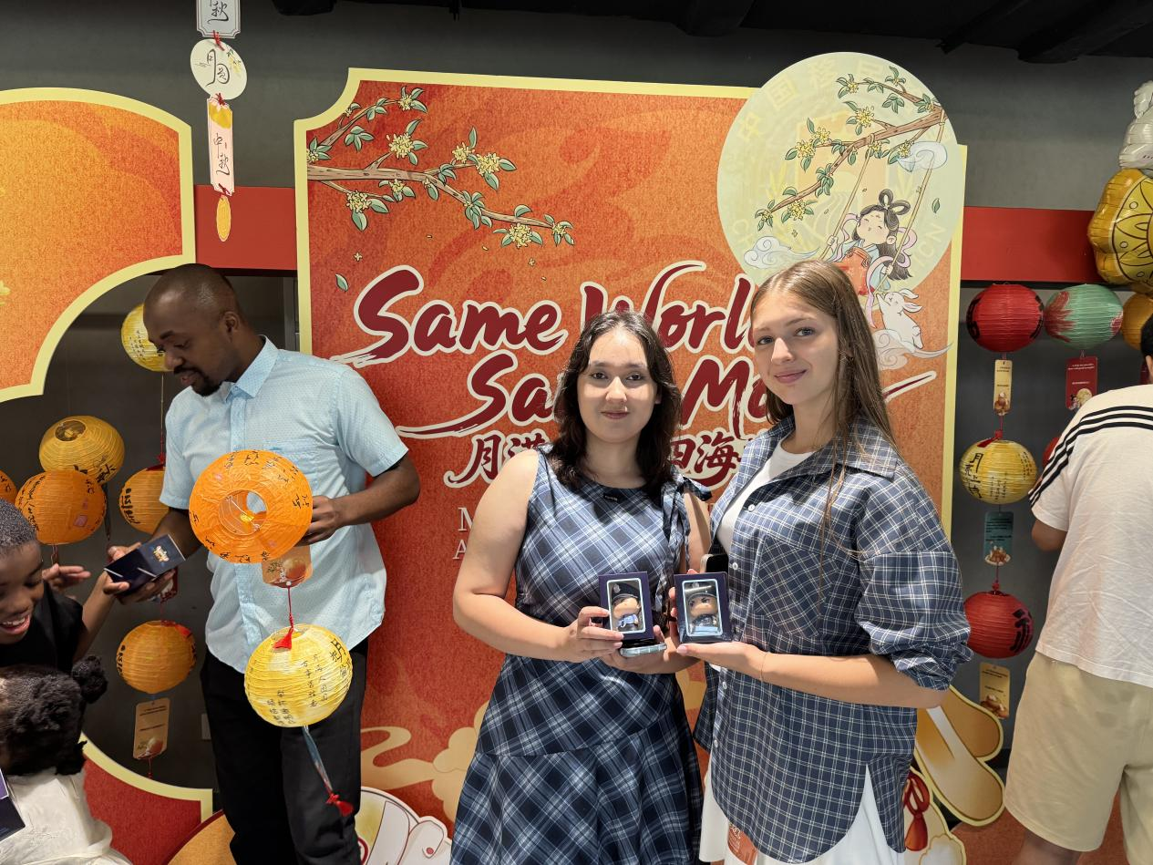 International students participating in the traditional Mid-Autumn Festival lantern riddle guessing activity