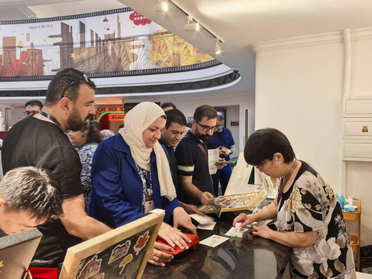Trainees selecting cultural souvenirs at the Shanghai Old House Art Center