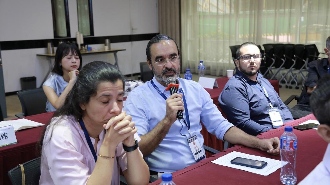 Interactive exchange of participants