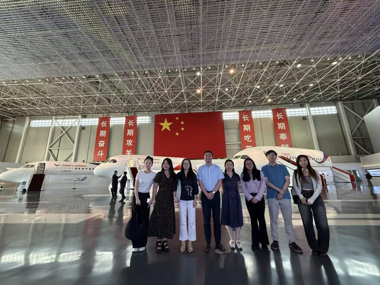 图为学院教职工代表参观合影